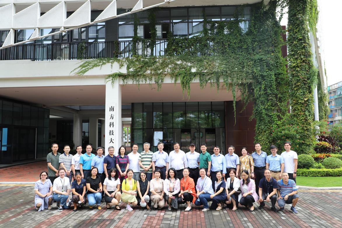 参会人员合影.png
